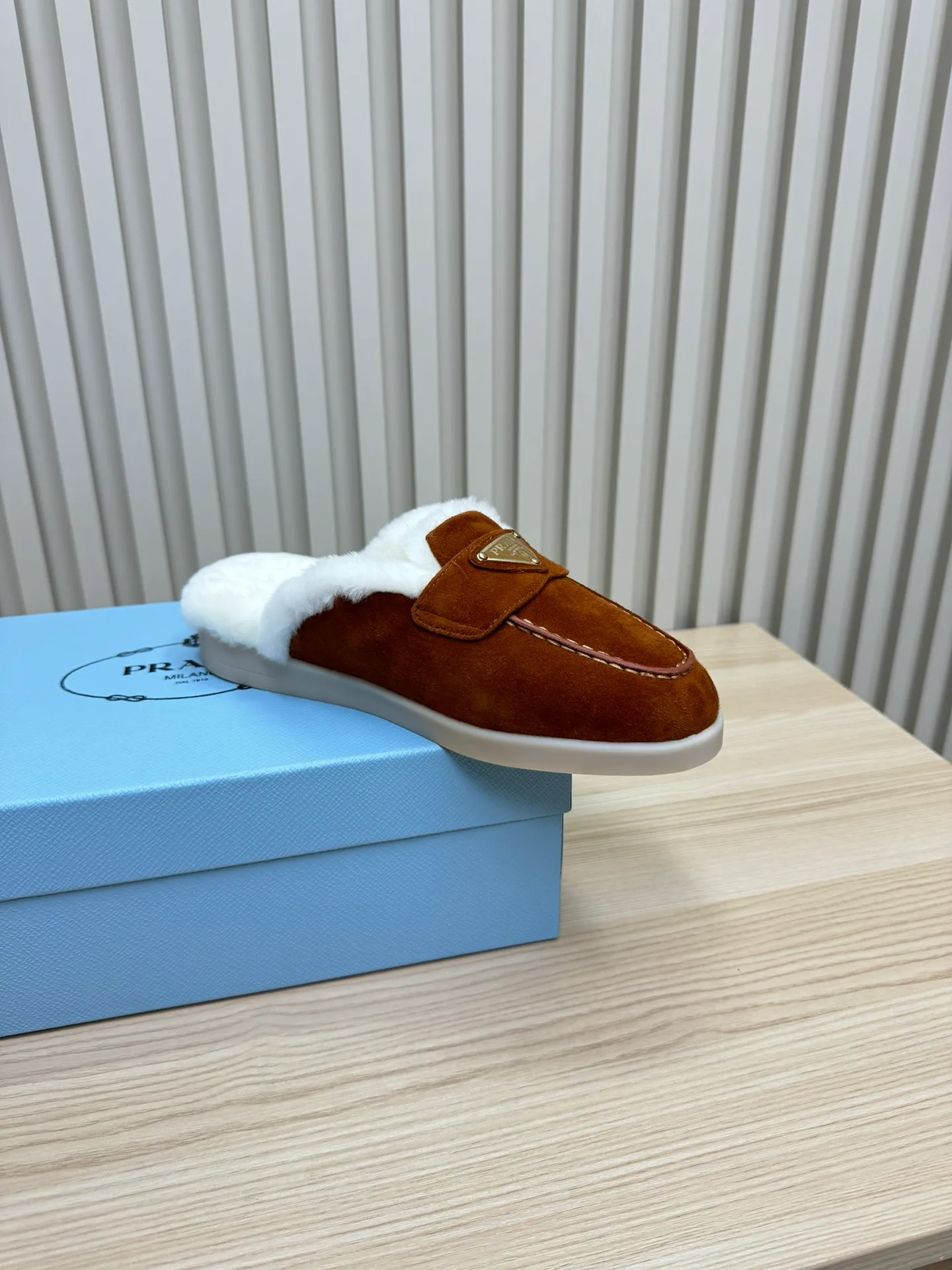 p560 🎉Prada toe-cap wool slippers, officially updated simultaneously, couple models are coming! 💑 Classic triangle buckle design, extremely fashionable. The all-wool lining and feet have excellent thermal insulation properties, allowing you to feel warm even in cold winter days. The comfortable TPU soles are extremely comfortable to wear, as if you are walking on the clouds. 😌 It is an excellent choice whether at home or out. Wear it with your significant other to show off your love and become the focus of street fashion. 💖This winter, let Prada toe-toe wool slippers accompany you, combining warmth and fashion. Come and get it now! 🛍️ Fabric: Imported frosted cowhide Lining: One-piece sheepskin imported from Australia Outsole: Original Tpu absorbent film outsole Female size: 35～41 (41 customized) Male size: 39～45 (45 customized)